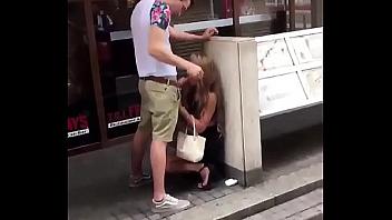 Turista pillada mamando la verga del novio en la calle
