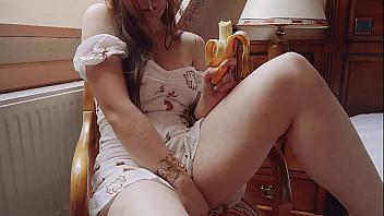 Lolita tetona se masturba mientras come una banana