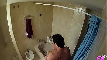 Rubia española follada en la ducha y grabada con cámara oculta