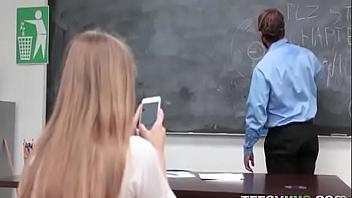 Estudiante muy puta consigue follarse a uno de sus profesores