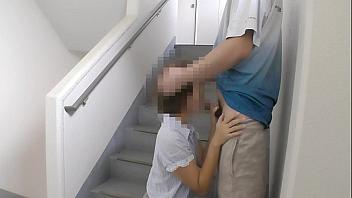 Colegiala follada por su novio en la escalera del edificio