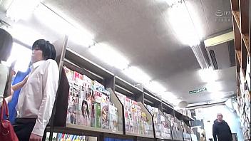 Japonesa culona se folla un jovencito en la tienda de libros