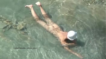 Filmando a chicas desnudas en la playa sin que se den cuenta