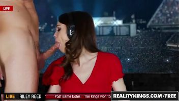 Riley Reid folla duro durante la retransmisión del partido