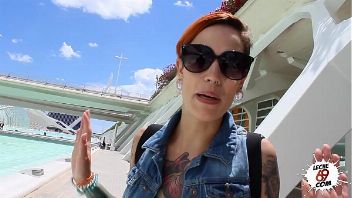 Emo española luce tatuajes mientras folla en medio del centro comercial