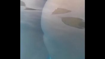 Desnuda bajo el agua