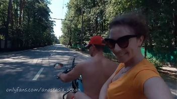 Chicas desnudas en bicicleta