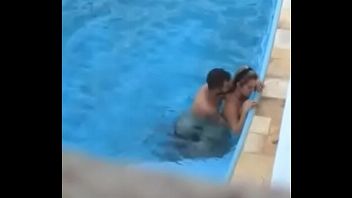 Chicas cagando en la piscina