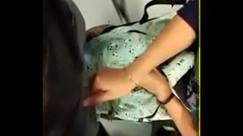 Mujeres enseñando calzones en el metro