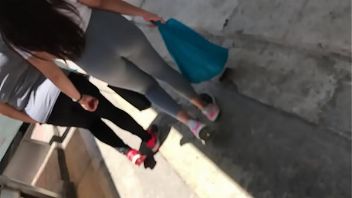 Chicas marcando calzon