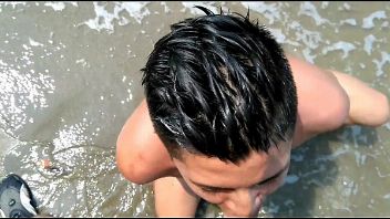 Homosexual en playa en agua