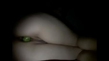 Mujer masturbandose con un pepino