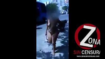 Mujeres desnudas en la calle peleándose