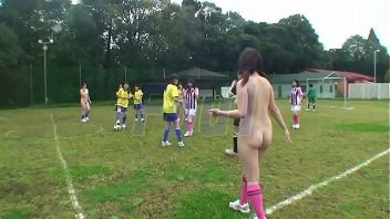 Mujeres jugando al futbol desnudas