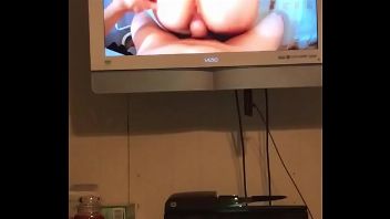 Hombres pajeandose viendo porno