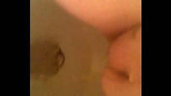 Madurita en orinando en baño público fillado