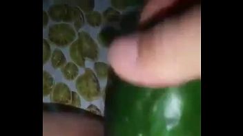 Másturbación con verdura pepino