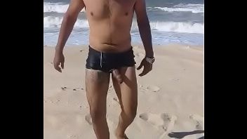 Gay animado en la playa