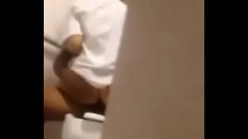 Video de ezequiel verá y una chica en el baño garchando