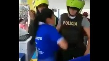 Policías manoseado mujeres