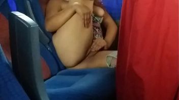Chica abusada en un autobus