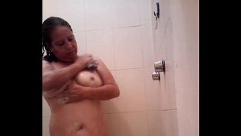 Mujeres desnudas bañándose juntas