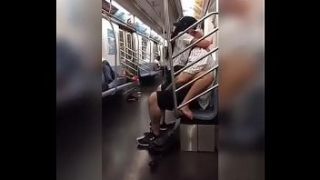 Buscarporno japonés en el metro