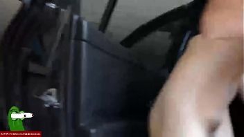 Nena haciéndose una paja en el coche