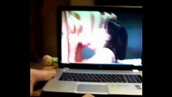 Veo película porno con mi hermanastra