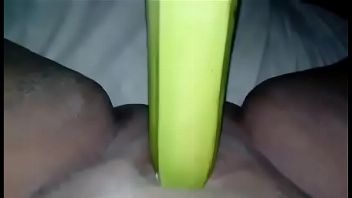 Masturbándose con un banano