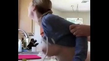 Lesbianas teniendo sexo en la cocina