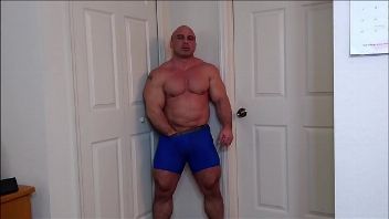 Gay bodybuilder