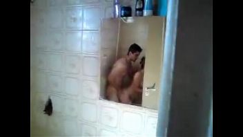 Hombres teniendo sexo en la ducha
