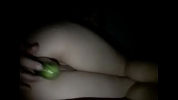 Mujer se masturba en vivo con una almohada